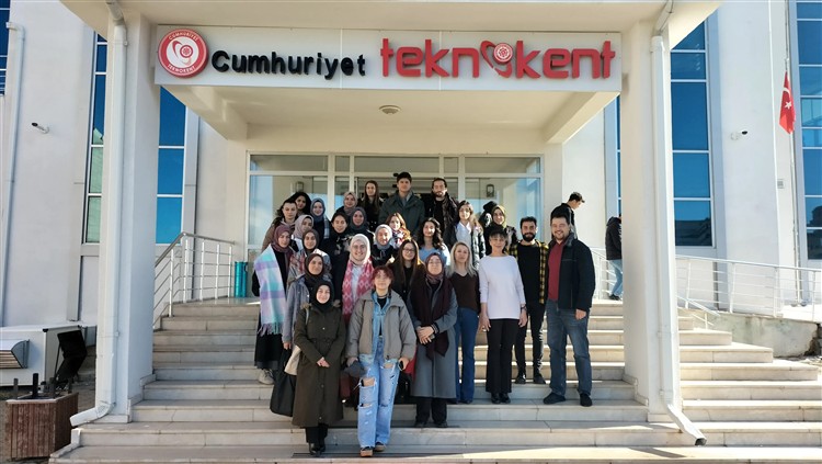 Eczacılık Fakültesi öğrencileri ve akademisyenleri Cumhuriyet Teknokent’i ziyaret ettİ